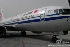 天津飛機被大風吹動 3月9日天津大風把停著的飛機吹
