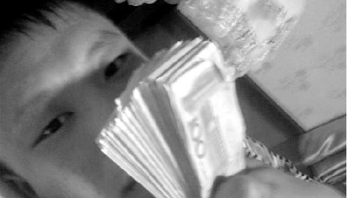 笨賊拿著搶來的一疊鈔票網上炫耀