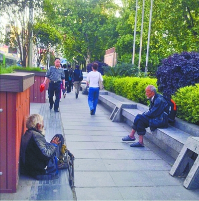 新老乞丐交流經驗