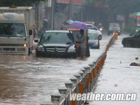 3日冰雹雷雨大風席卷玉林市 車棚被大風掀翻天空烏云蔽日