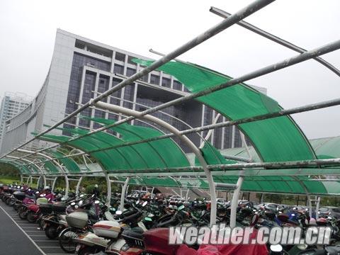 3日冰雹雷雨大風席卷玉林市 車棚被大風掀翻天空烏云蔽日