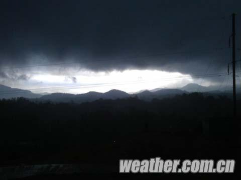3日冰雹雷雨大風席卷玉林市 車棚被大風掀翻天空烏云蔽日