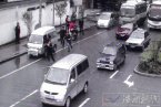 永嘉甌北羅浮大街中巴車司機追砍寶馬車司機
