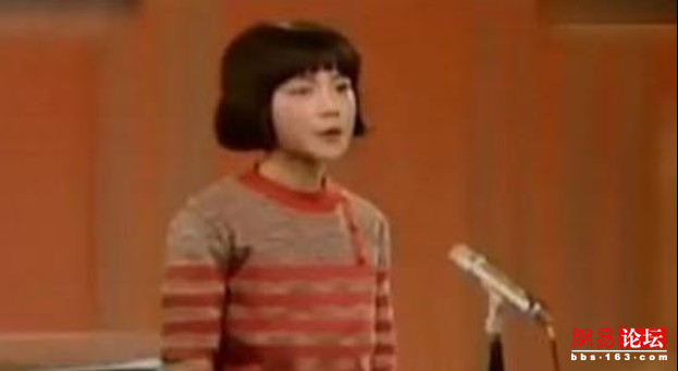 王菲14歲央視唱紅歌青澀照