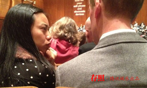 鳳姐羅玉鳳移民美國了 羅玉鳳照片看似和美國帥哥聊天