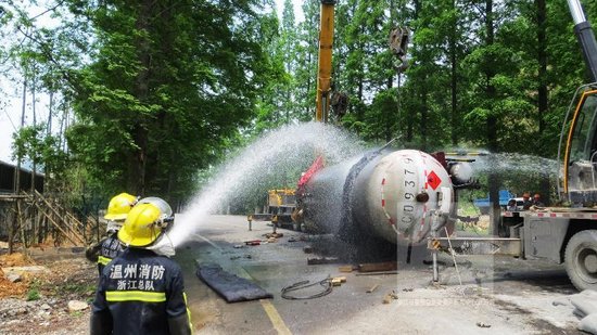 永嘉梅岙333省道上一輛液化氣槽罐車側翻