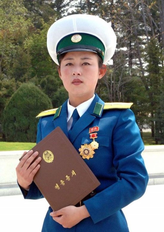 朝鮮女交警獲獎嚎啕大哭