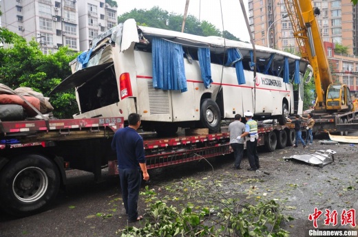 事故客車被吊離現場
