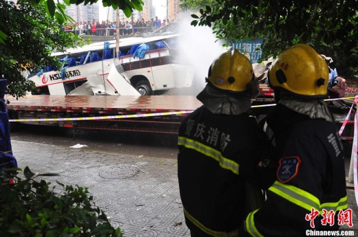 消防隊員對事故客車進行噴水