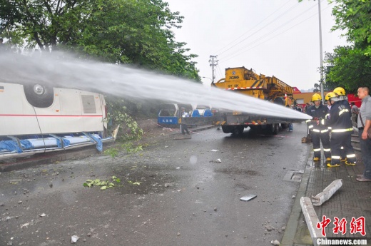 為防止車體發生爆炸 消防隊員進行噴水