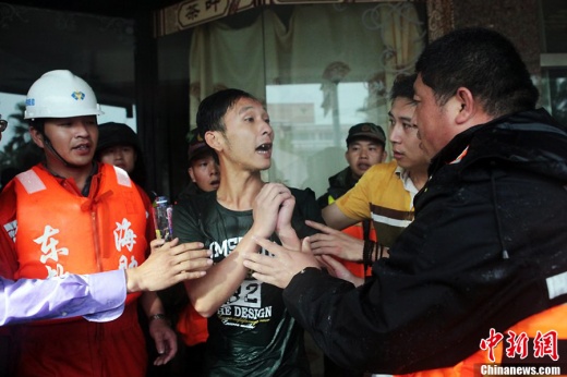 獲救男子拱手道謝