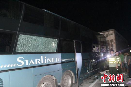 合浦縣車禍現場 客車追尾貨車