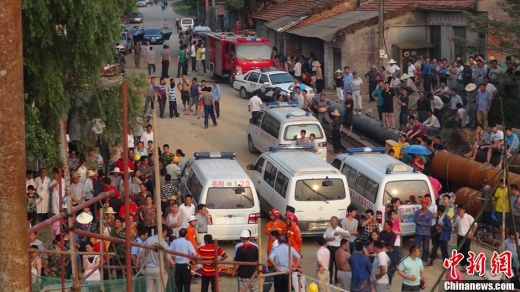 救援現場外聚集了大量圍觀群眾