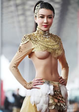 龔玥菲黃金戰(zhàn)甲 模特龔