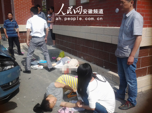 愛心送考車失控