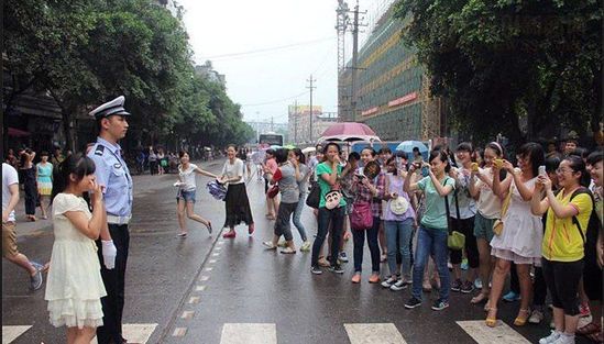 宜賓最帥交警劉毅遭花癡圍觀