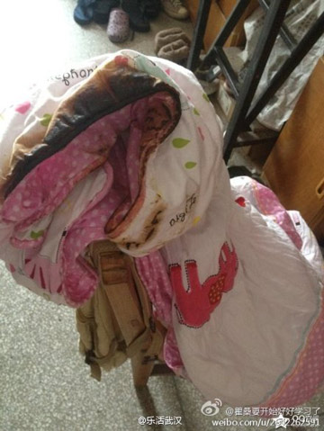 武漢一大學生曬被子被烤焦 被太陽燒出了兩個洞