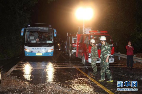 湖北暴雨致神農架22日山體滑坡 300多人被困道路