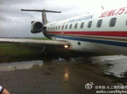 飛機被大風吹出跑道