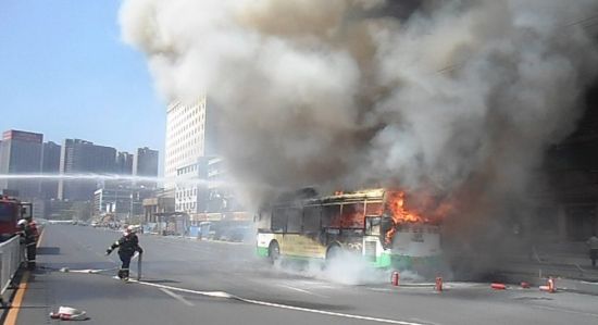 武漢585公交車自燃