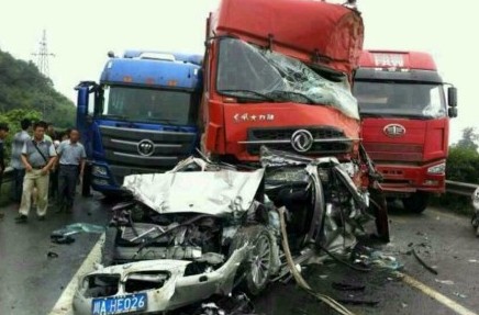 都汶高速車(chē)禍中被壓扁的寶馬車(chē)圖片