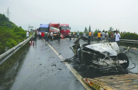 寶馬車(chē)在車(chē)禍后幾乎被壓扁