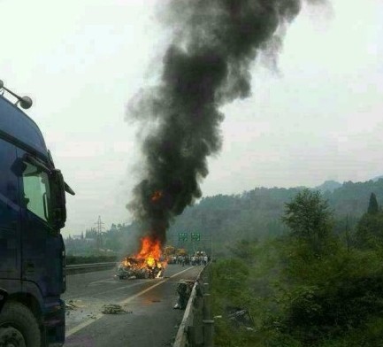 車(chē)禍后不久寶馬車(chē)發(fā)生起火