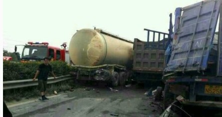 汶川至成都高速上的車(chē)禍現(xiàn)場(chǎng)圖片