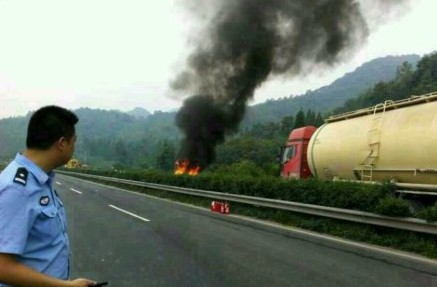 車(chē)禍后車(chē)體發(fā)生燃燒