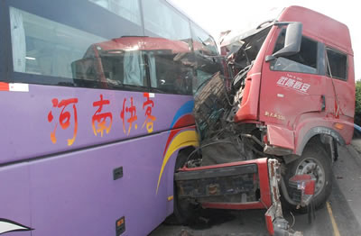 駐馬店高速車禍 6月4日京港澳高速駐馬店段56車相撞