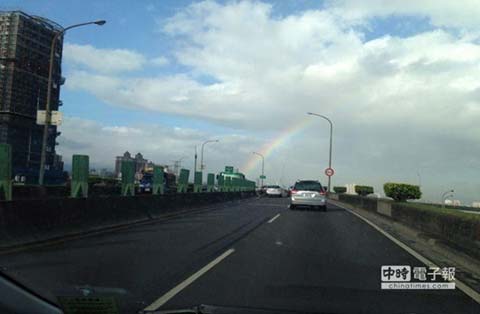 臺灣超強(qiáng)臺風(fēng)蘇力,臺風(fēng)來之前臺北的天空出現(xiàn)彩虹