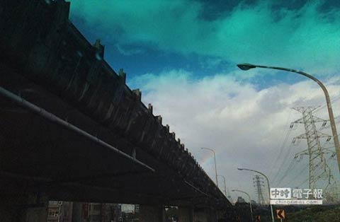 臺灣超強(qiáng)臺風(fēng)蘇力,臺風(fēng)來之前臺北的天空出現(xiàn)彩虹