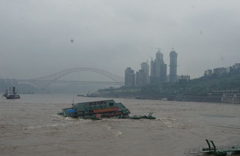 重慶嘉陵江洪峰致朝天門碼頭一躉船翻船 18人落水5人失蹤
