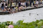 杭州西湖成洗腳池 高溫熱浪烤新火爐杭州迎第23個高