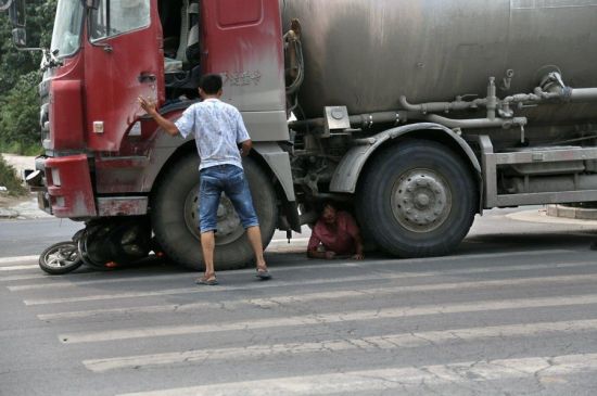 滎陽車禍,女子被撞央求司機別碾死她。