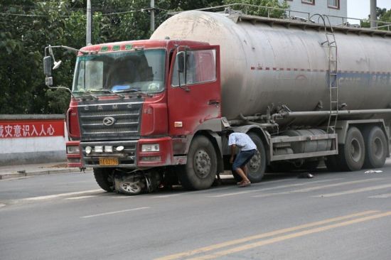 滎陽車禍,女子被撞央求司機別碾死她。