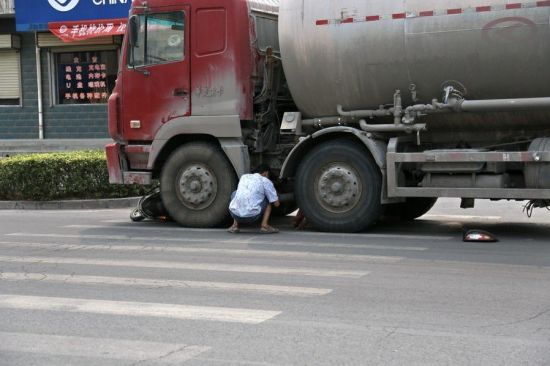 滎陽車禍,女子被撞央求司機別碾死她。