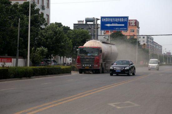 滎陽車禍,女子被撞央求司機別碾死她。