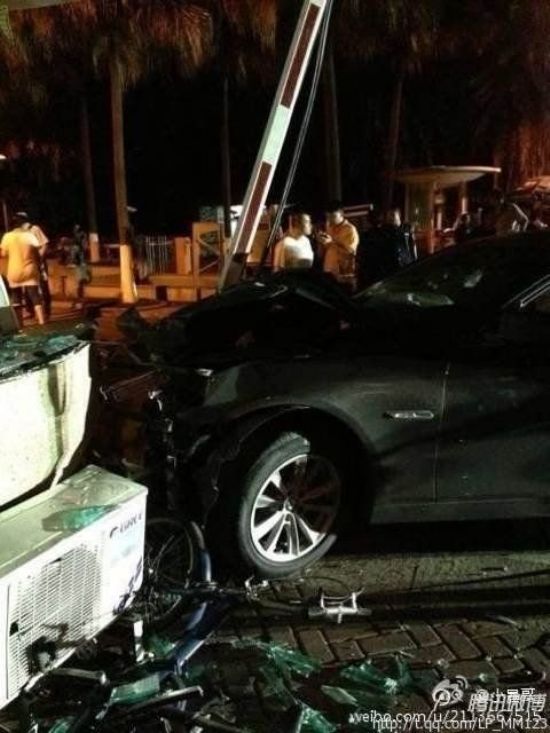 寶馬攔腰撞斷出租車