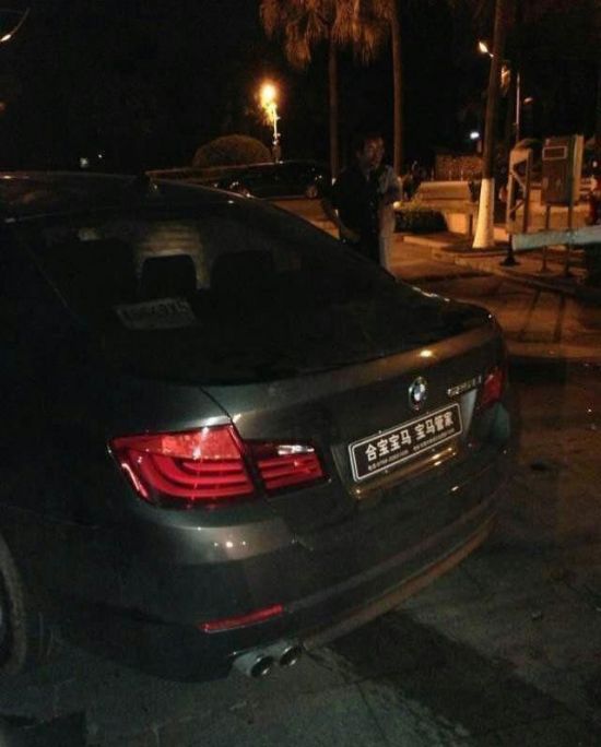 寶馬攔腰撞斷出租車