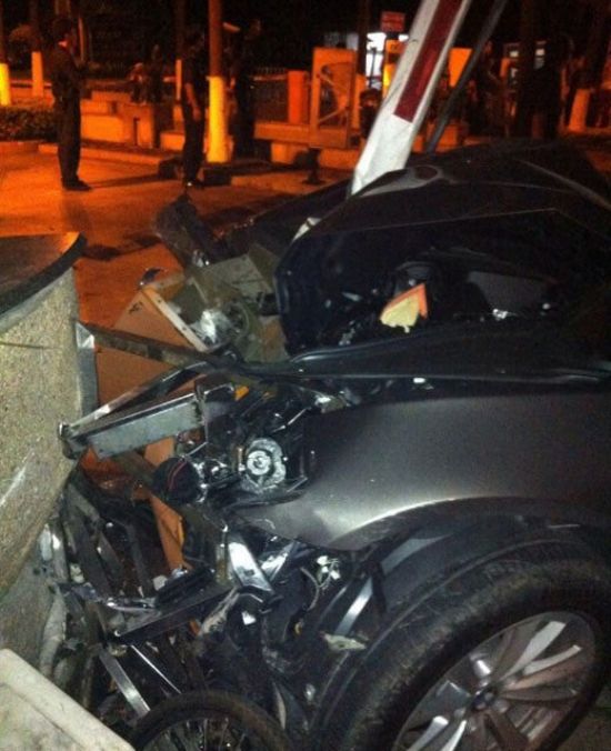 寶馬攔腰撞斷出租車