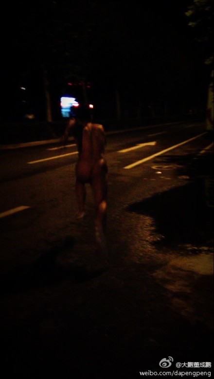 大鵬為兌現諾言上街裸奔