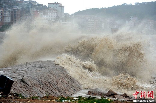 臺風(fēng)登陸氣勢磅礴