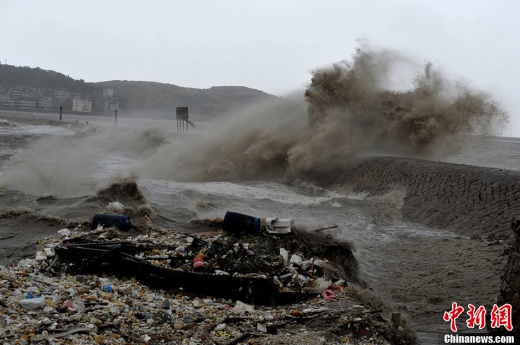 臺風(fēng)登陸沿海波濤洶涌