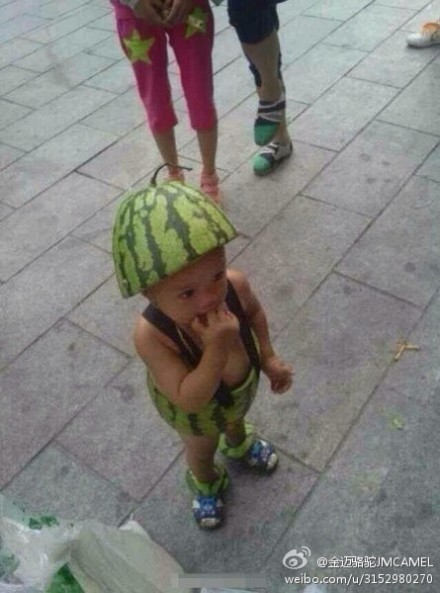 小男孩光著身子穿著西瓜皮