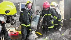 消防人員在屋內搶救出的煤氣瓶