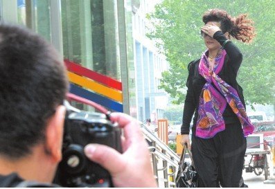 夢鴿控告酒吧領班