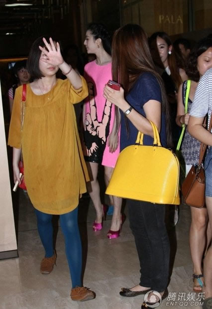 范冰冰出席活動與神秘男搭肩