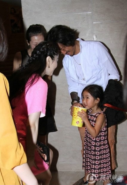 范冰冰出席活動與神秘男搭肩