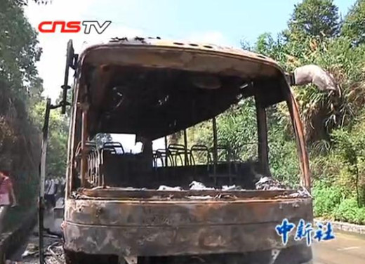 客車自燃后只剩車殼